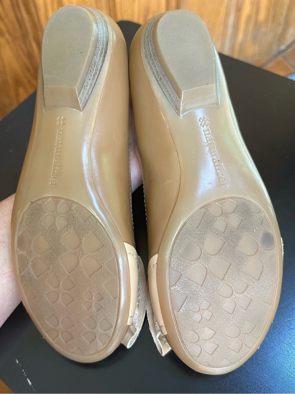 Naturalizer N5 Comfort Tan Beige Leather Bow Flats Size 6 Interior Flaw - Picture 10 of 10